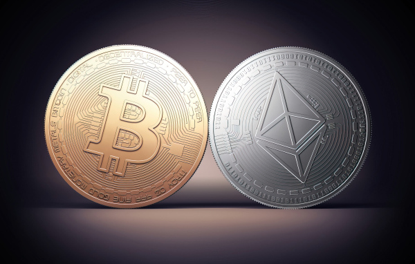 Криптовалюта bitcoin  и ethereum на сером фоне