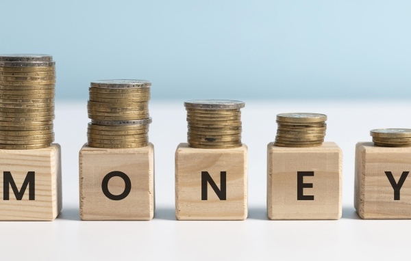 Кубики с золотыми монетами на голубом фоне