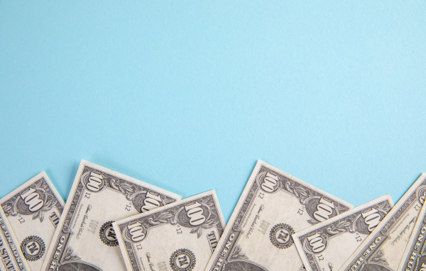 Банкноты доллары на голубом фоне