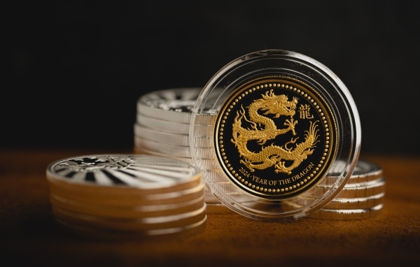 Монета с драконом на столе 