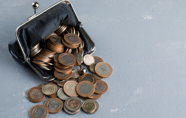 Кошелек с монетами на сером столе