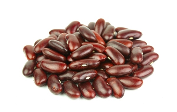Горка красной фасоли на белом фоне