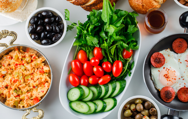 Аппетитные свежие овощи и зелень на столе на завтрак