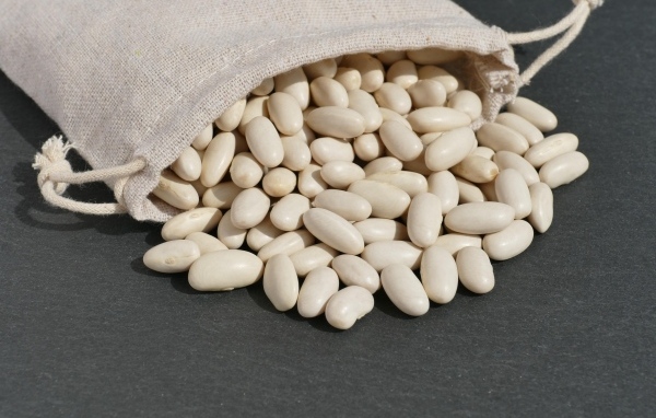 Фасоль в мешочке на сером столе