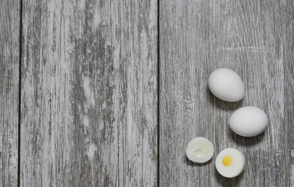 Вареные яйца на деревянном фоне
