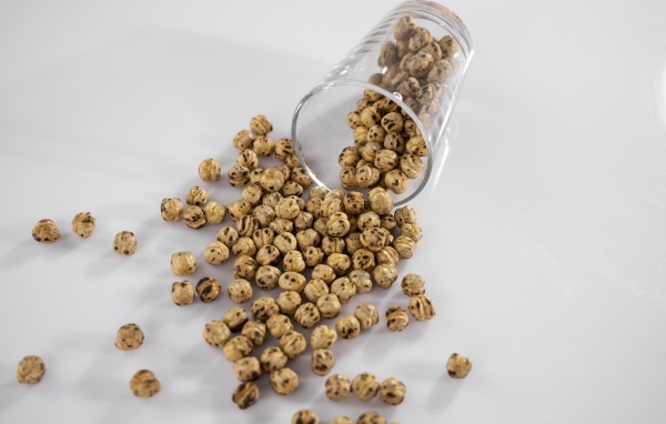 Нут со стаканом на сером столе