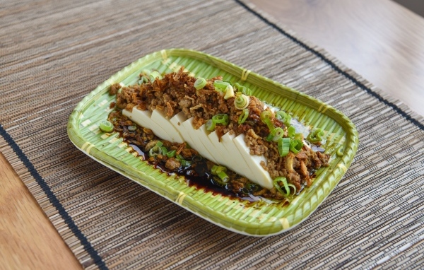 Китайское блюдо в тарелке на столе