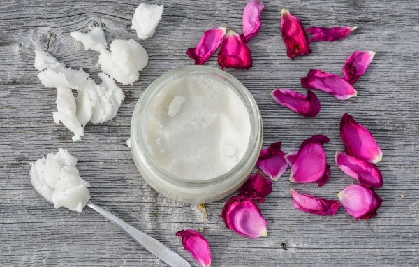 Кокосовое масло с лепестками роз