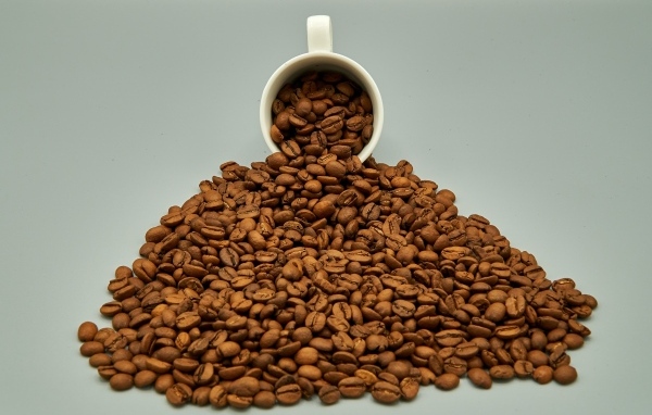 Чашка с горкой кофейных зерен