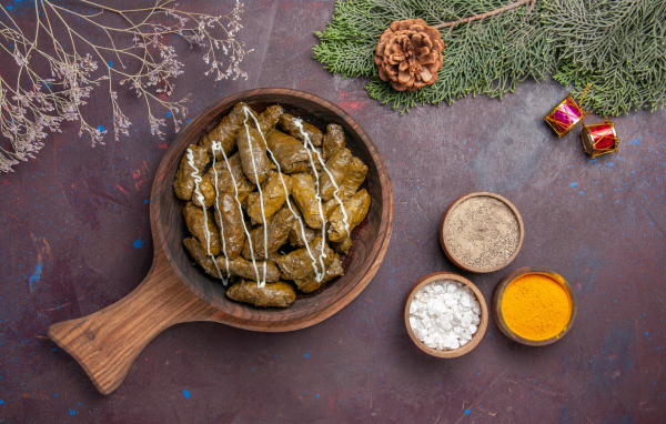 Долма на столе со специями