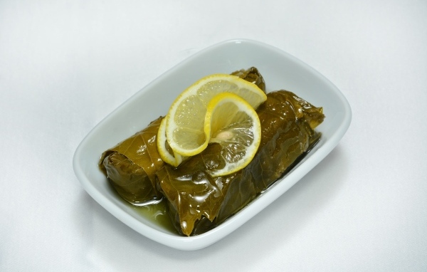 Долма с лимоном в тарелке