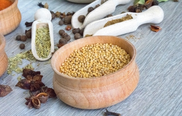 Ароматные специи на сером столе