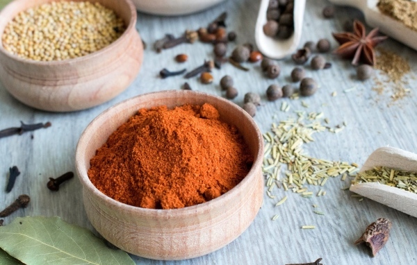 Ароматная куркума на столе со специями