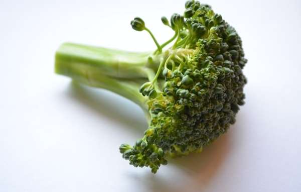 Свежее зеленое брокколи на сером фоне