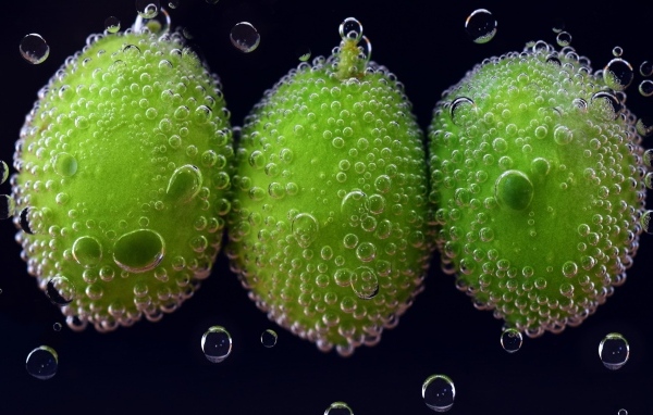 Зеленые оливки в пузырях в воде