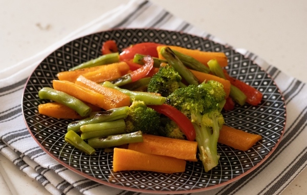 Овощи приготовленные на гриле на тарелке