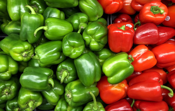 Большой красный и зеленый сладкий перец