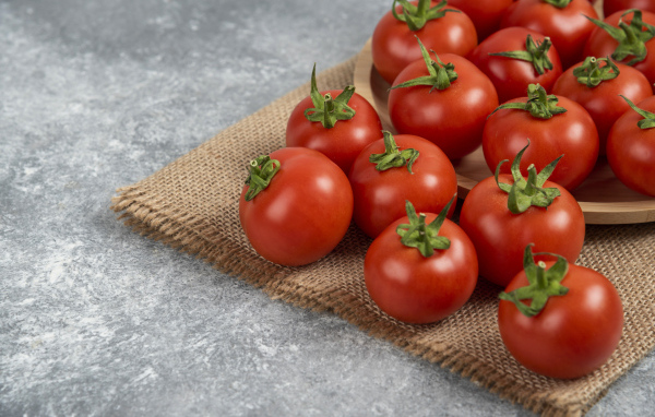 Большие круглые красные помидоры