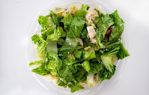 Лиственный салат с курицей в тарелке