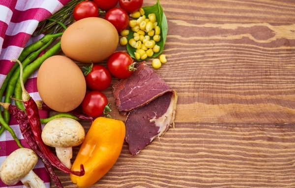 Продукты на деревянном столе с полотенцем