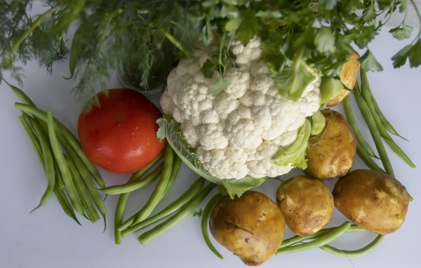 Сырые полезные овощи на сером столе