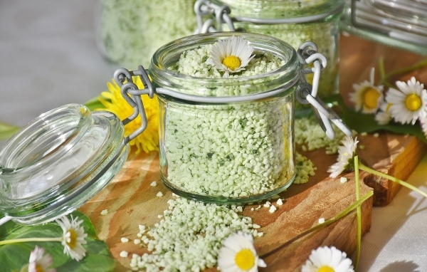 Соль в банке с цветами ромашки