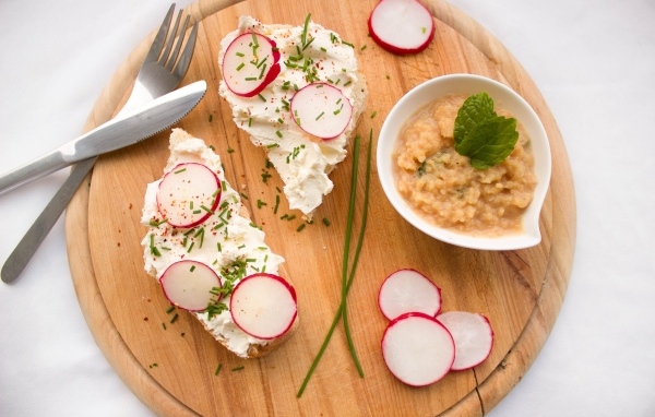 Бутерброды с сыром и редисом