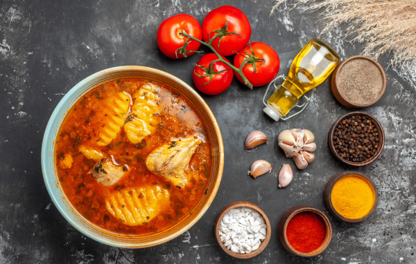 Острый суп с курицей на столе со специями