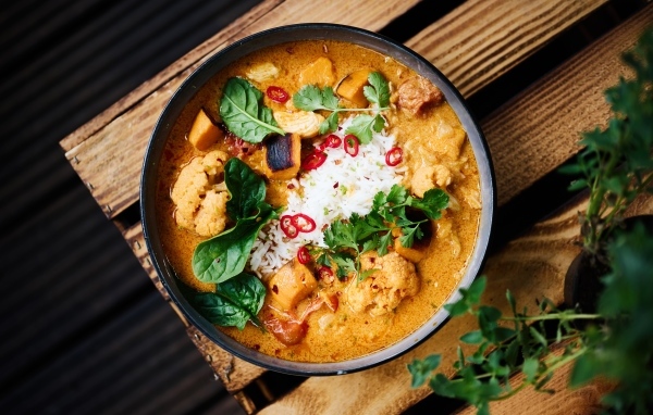 Острый суп карри с овощами