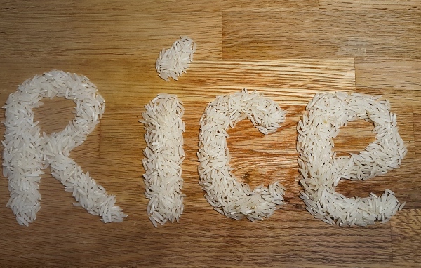 Надпись рис на деревянном столе