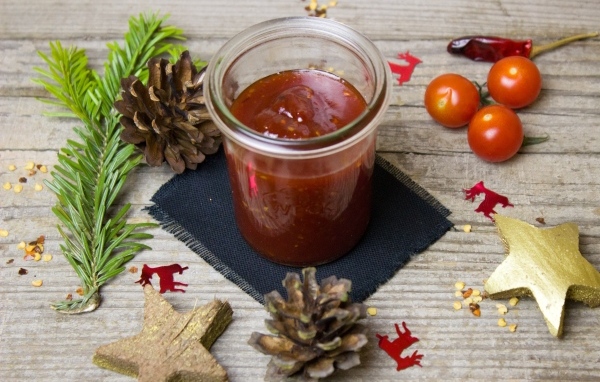 Томатный соус на столе шишками 