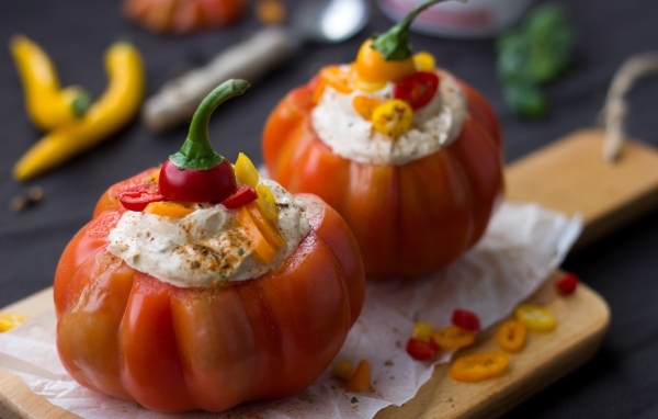 Помидоры начиненные сыром и перцем чили