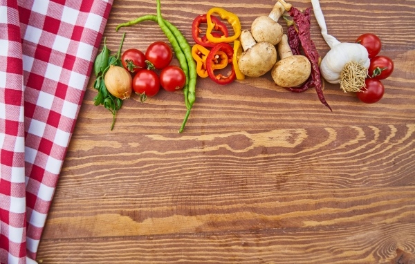 Овощи на деревянном столе с клетчатой скатертью
