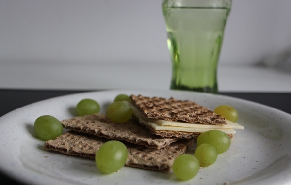 Вафли с сыром и виноградом на тарелке