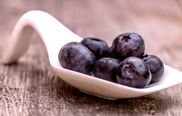 Черника на большой белой ложке