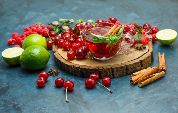 Чашка чая на столе с ягодами и лаймом