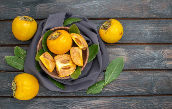 Свежая сладкая хурма на столе