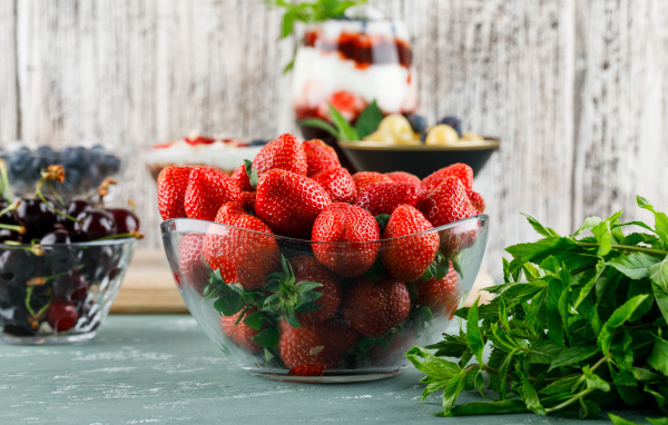 Стеклянная миска с ягодами красной клубники