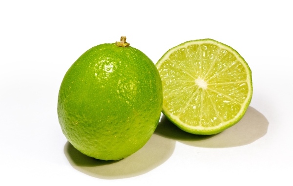 Плоды зеленого лайма на белом фоне