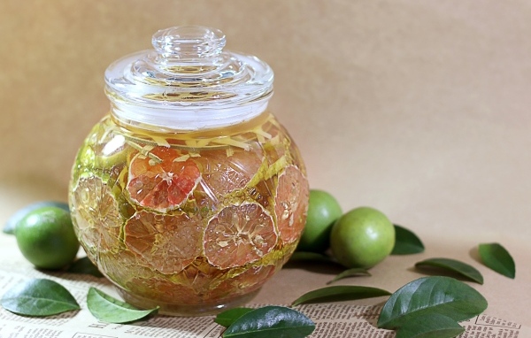 Банка с консервированными лаймами на столе