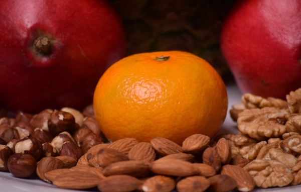 Большой оранжевый мандарин с орехами