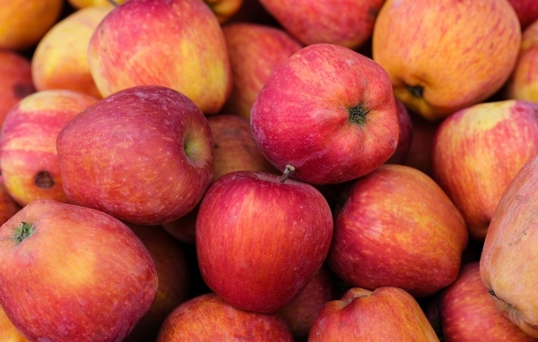 Крупные красные яблоки вблизи