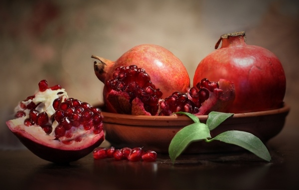 Большие спелые красные плоды граната