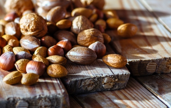 Разные орехи на столе 