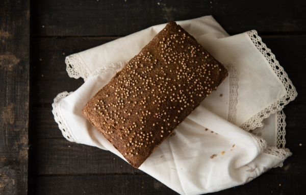 Буханка черного хлеба с тмином