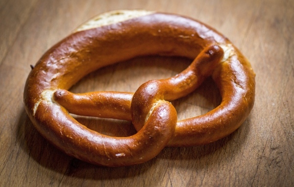 Баварский крендель на деревянном столе