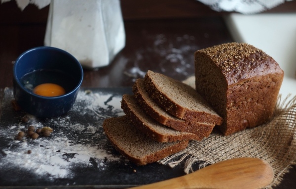 Черный хлеб на столе с мукой
