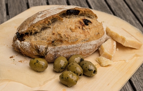 Свежий хлеб с оливками кусочками сыра