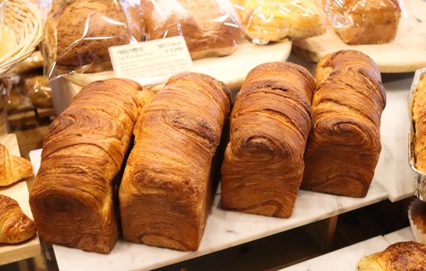 Свежий ароматный жареный хлеб