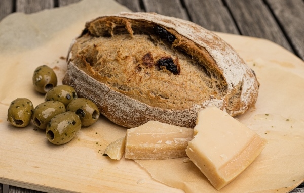 Буханка хлеба с сыром и оливками